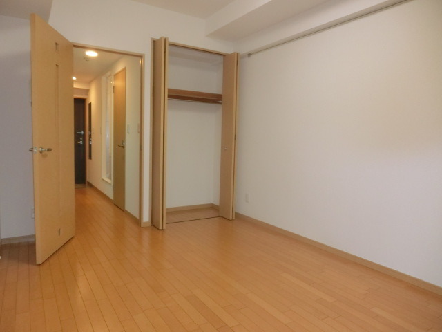 居室・リビング　落ち着く色合いのフローリングのお部屋です。