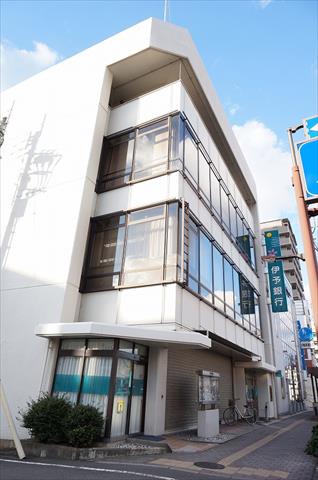 銀行　伊予銀行一万支店（銀行）まで424m