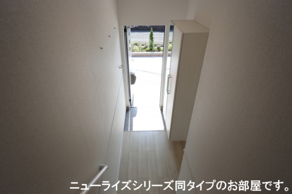 玄関　※参考写真　同建築メーカー施工の同間取完成他物件のものです。