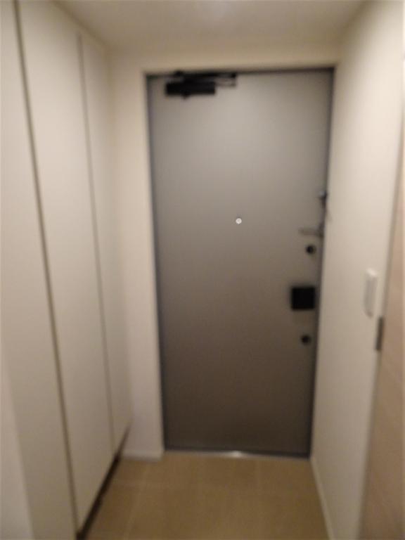 玄関　（同マンション別室・参考写真）