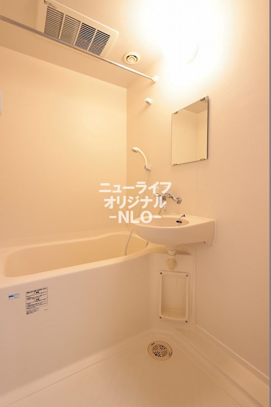 バス・シャワールーム　身支度に便利な鏡付☆毎日の疲れを癒やす安らぎの空間です☆