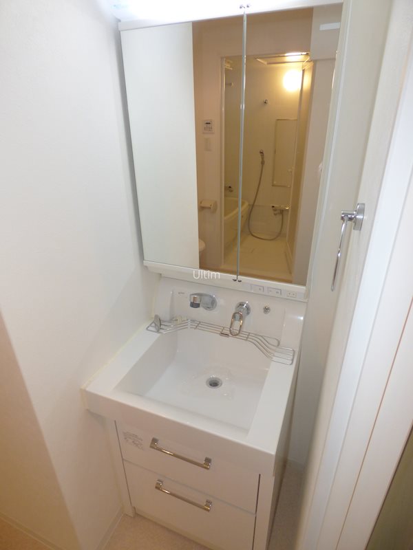 洗面設備　違うお部屋の写真です。ご参考までに