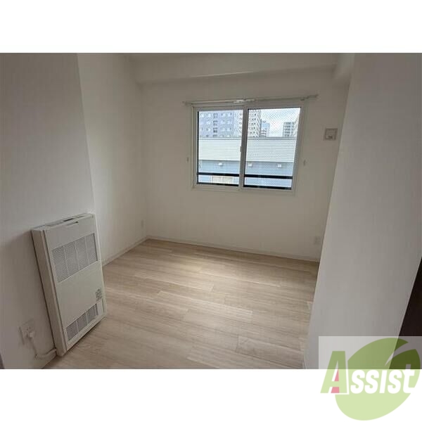その他部屋・スペース　こちらのお部屋は光が差し込む、温かみのあるお部屋です。
