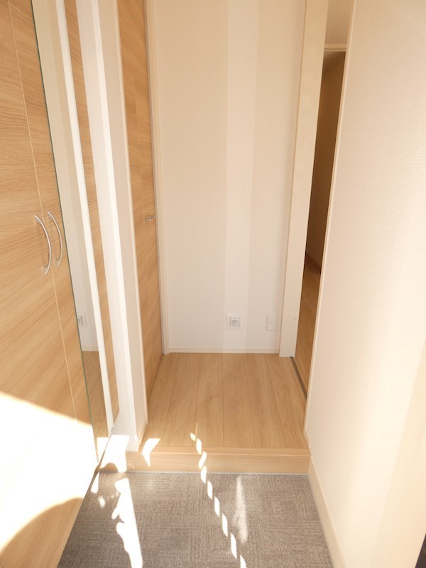 玄関　※反転・中部屋の写真です