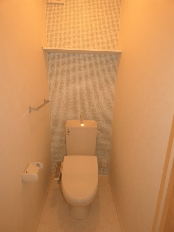 トイレ　※反転・中部屋の写真です