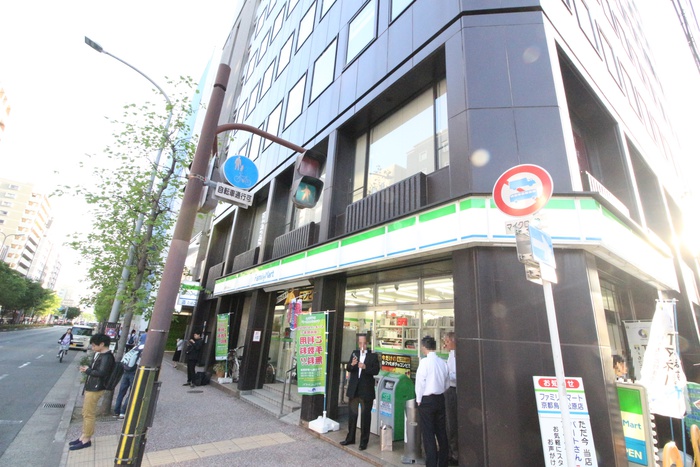 コンビニ　ファミリーマート京都烏丸松原店（コンビニ）まで110m