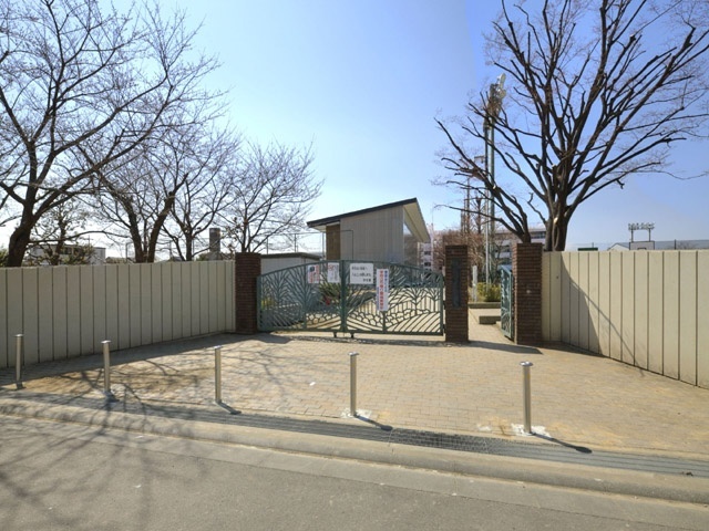 中学校　戸田市立新曽中学校（中学校）まで926m