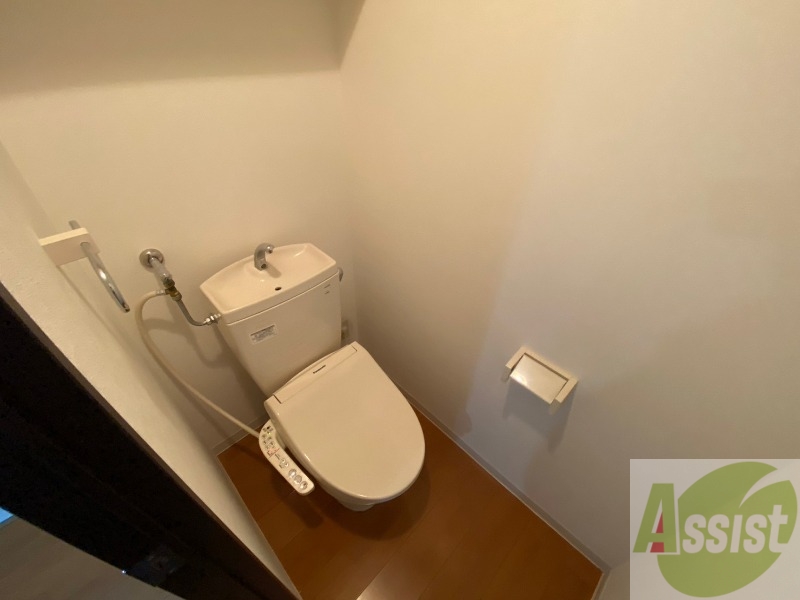 トイレ　ウォシュレット機能がついたトイレです。安心して使用できます。