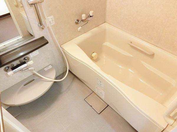 バス・シャワールーム　浴室乾燥機、追い焚き機能付きバス！