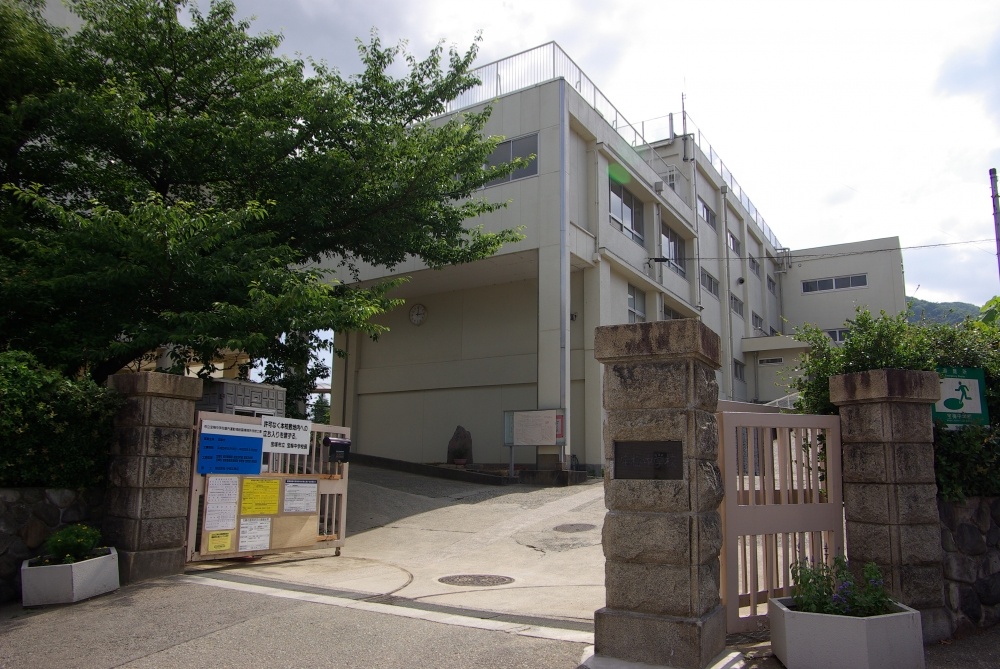 中学校　宝塚市立　宝梅中学校（中学校）まで1392m