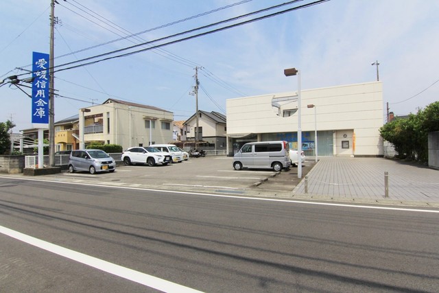 銀行　愛媛信用金庫横河原支店（銀行）まで558m