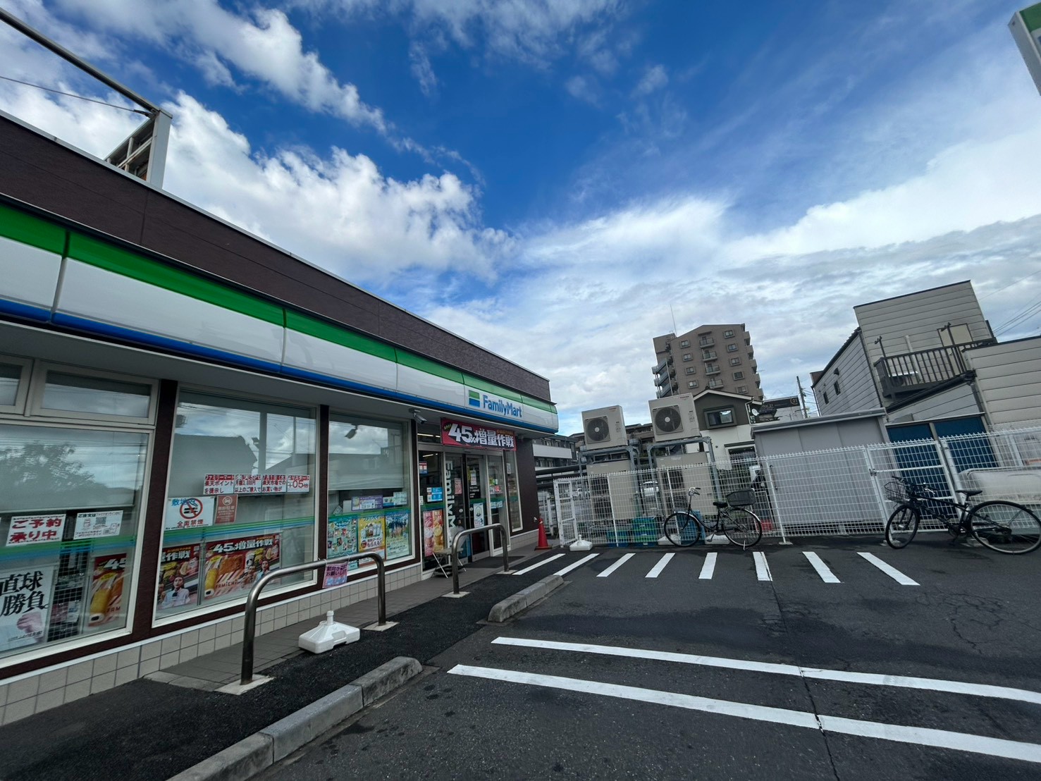 コンビニ　ファミリーマート アイダ草加中央店（コンビニ）まで600m