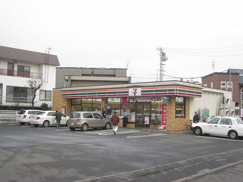 コンビニ　セブンイレブン札幌琴似本通店（コンビニ）まで96m