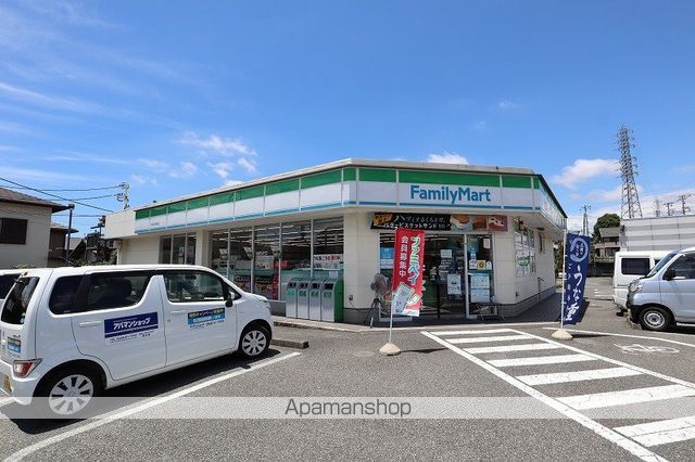 コンビニ　ファミリーマート（コンビニ）まで735m