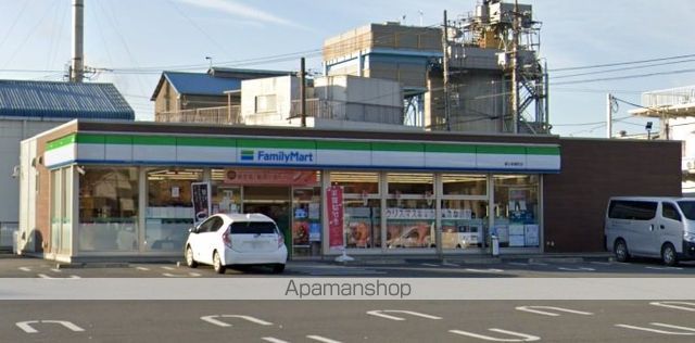 コンビニ　ファミリーマート（コンビニ）まで724m