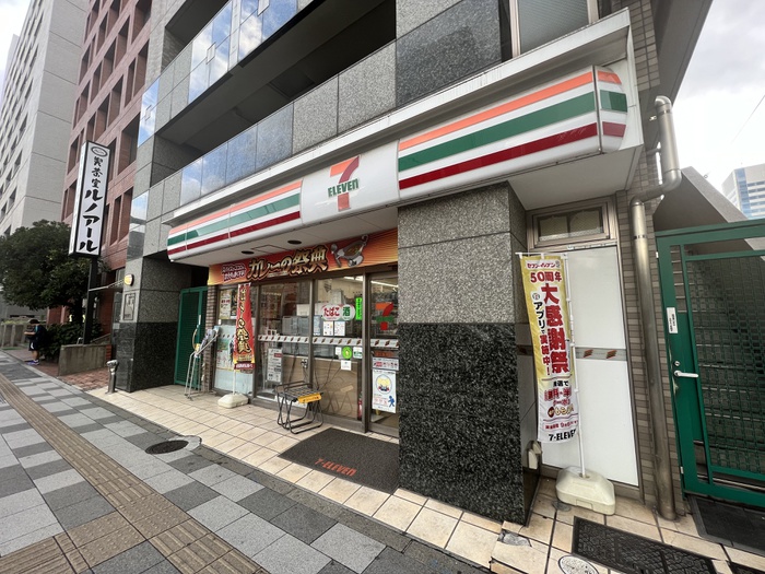 コンビニ　セブンイレブン　品川駅前店（コンビニ）まで700m