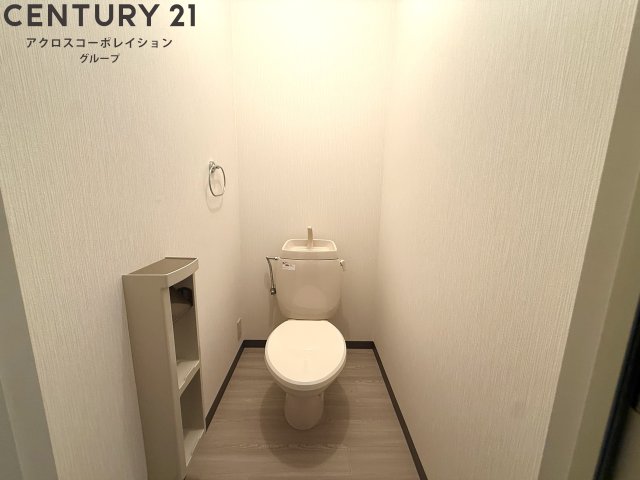 トイレ　トイレ頭上に収納あります！