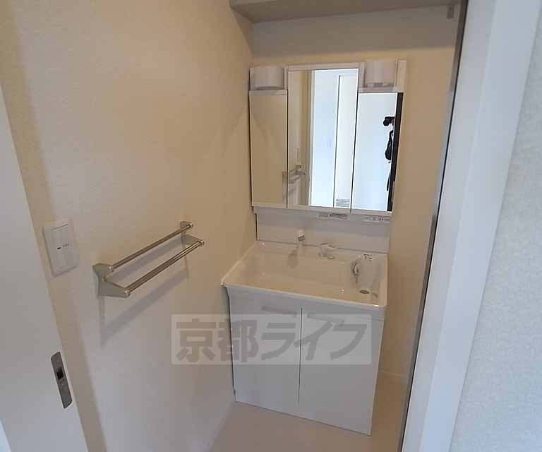 洗面設備　大きな独立洗面台。