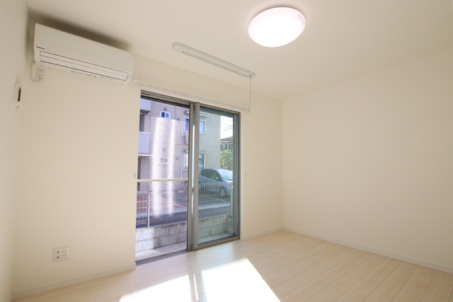 居室・リビング　白を基調としたシンプルなお部屋です♪