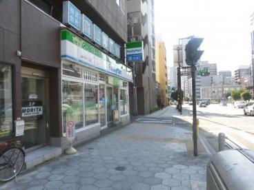 コンビニ　ファミリーマート 上本町西一丁目店（コンビニ）まで308m