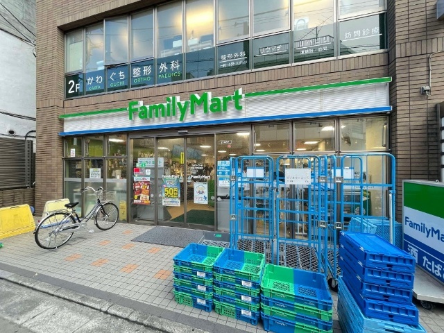 コンビニ　ファミリーマート学芸大学駅西店（コンビニ）まで182m