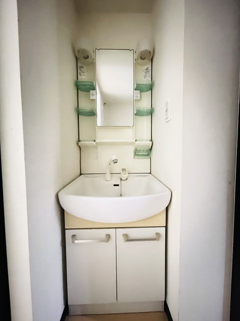 洗面設備　清掃前の写真です