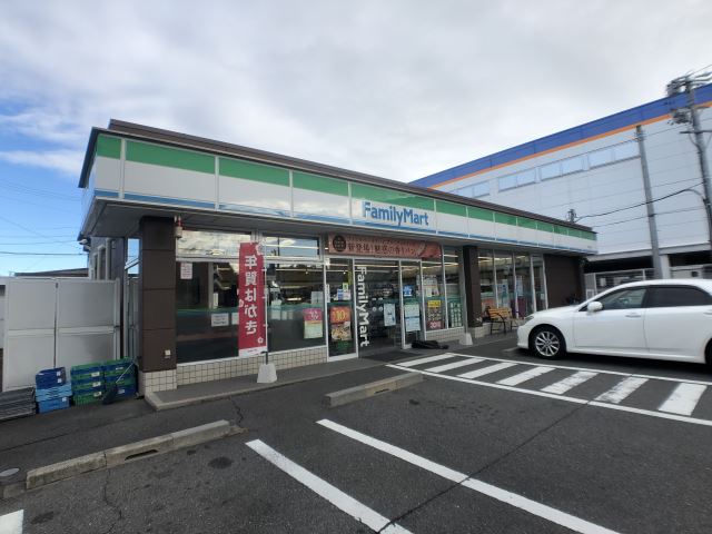 コンビニ　ファミリーマート（コンビニ）まで90m