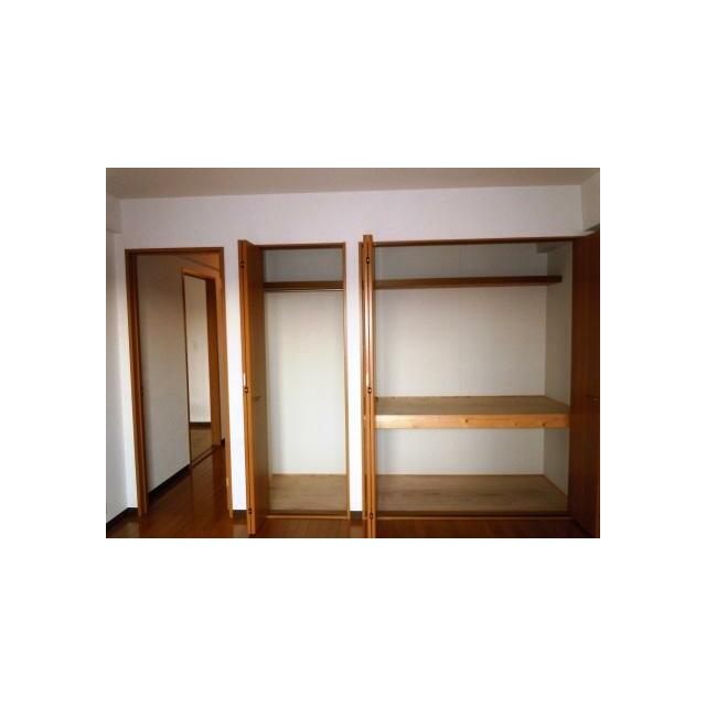 収納　クローゼットと３段分かれている
