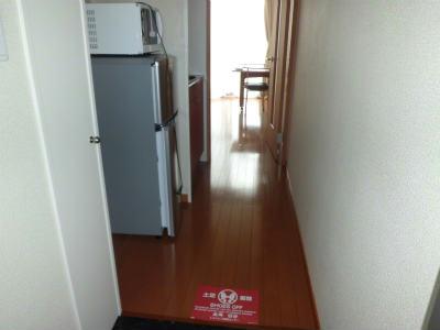 玄関　通路の奥が居室です。