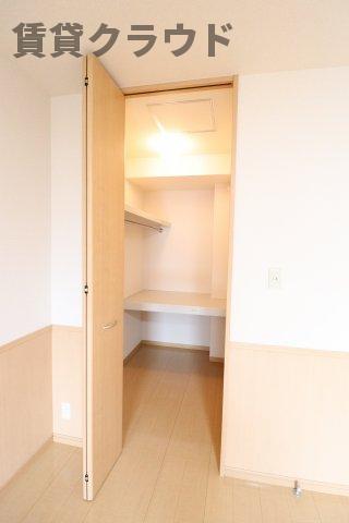 収納　洋服以外にも小物や大きいスーツケースまで収納できて便利です♪