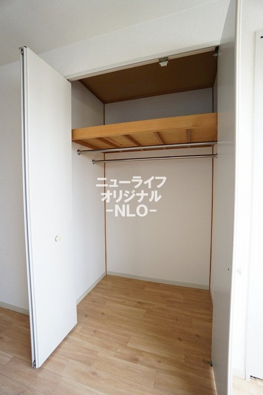 収納　ハンガーパイプが2本付いているので洋服をたくさん収納できます