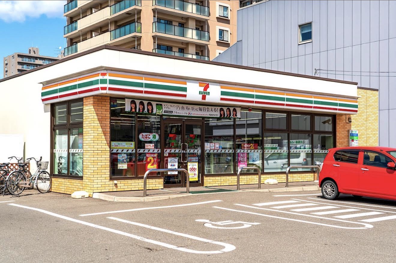 コンビニ　セブンイレブン札幌北13条東駅前店（コンビニ）まで119m