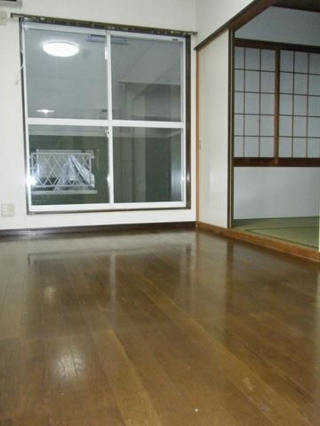 第二グリーンハイツ奥戸の居間写真