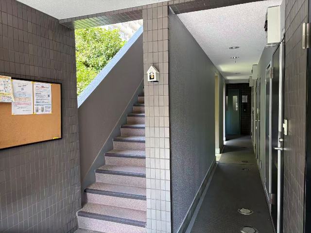その他共有部分　防犯カメラ３台設置。エレベーター完備。階段にも屋根があります