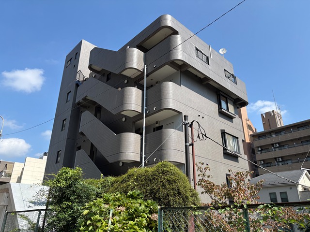 建物外観　高尾駅徒歩３分。RC造５階建てのマンションです