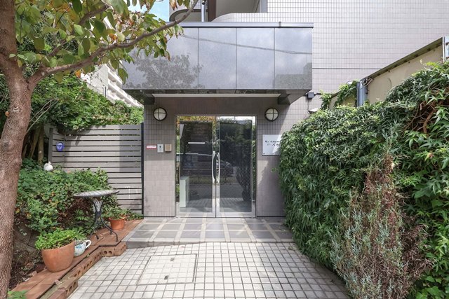 玄関　緑のある、落ち着いたエントランス。オートロック付きです