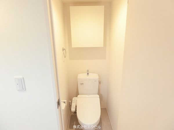 トイレ　嬉しい温水洗浄便座完備です。