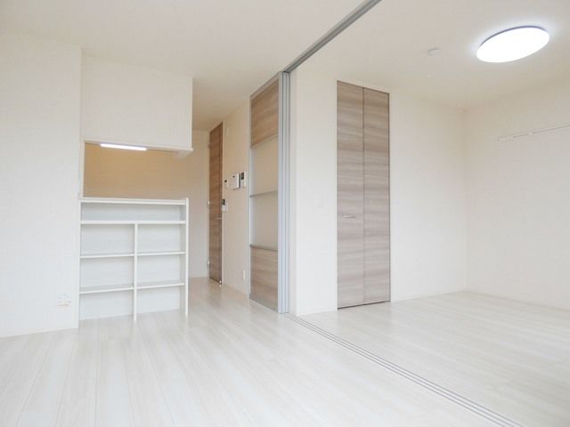 居室・リビング　キッチン居室側には収納あります