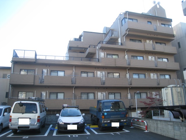 建物外観　北側はコインパーキング！。明るいですよ♪