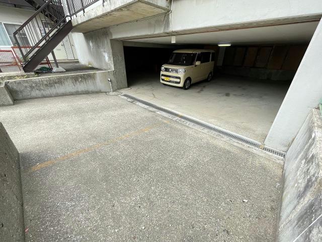 【函館市川原町のアパートの駐車場】