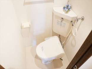 トイレ　トイレには人気のウォシュレットが設置されています。