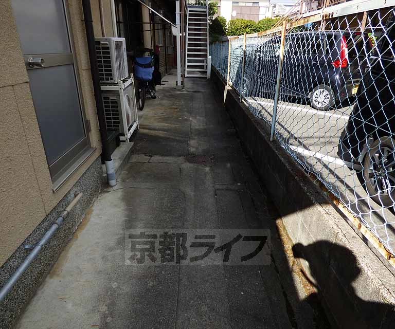 【京都市右京区嵯峨野嵯峨ノ段町のアパートのエントランス】