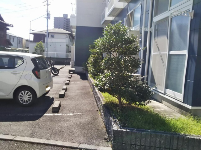 【松山市祝谷のアパートの駐車場】