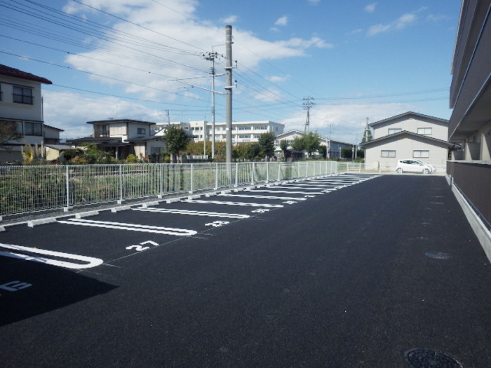 【天童市老野森のアパートの駐車場】