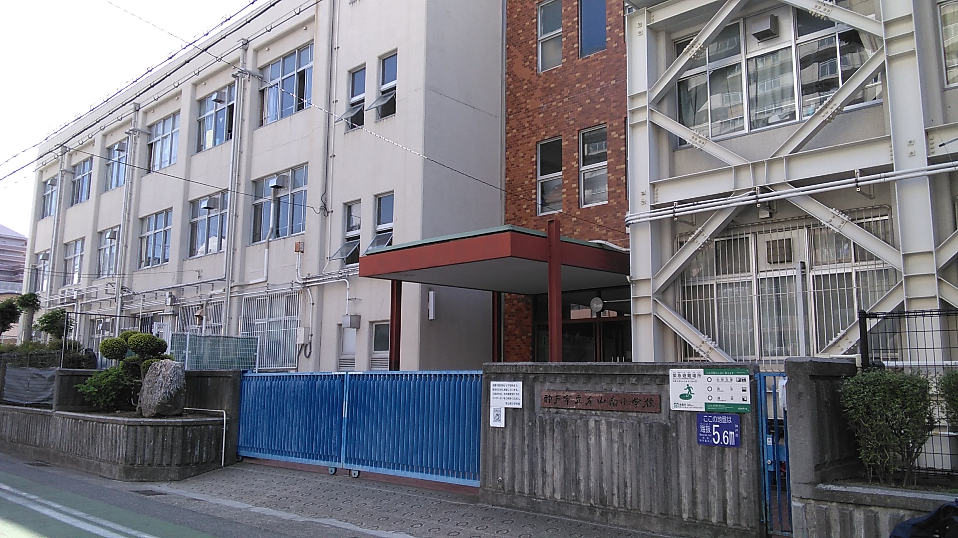 小学校　神戸市立本山南小学校（小学校）まで685m
