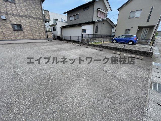 【デルニエIIIの駐車場】