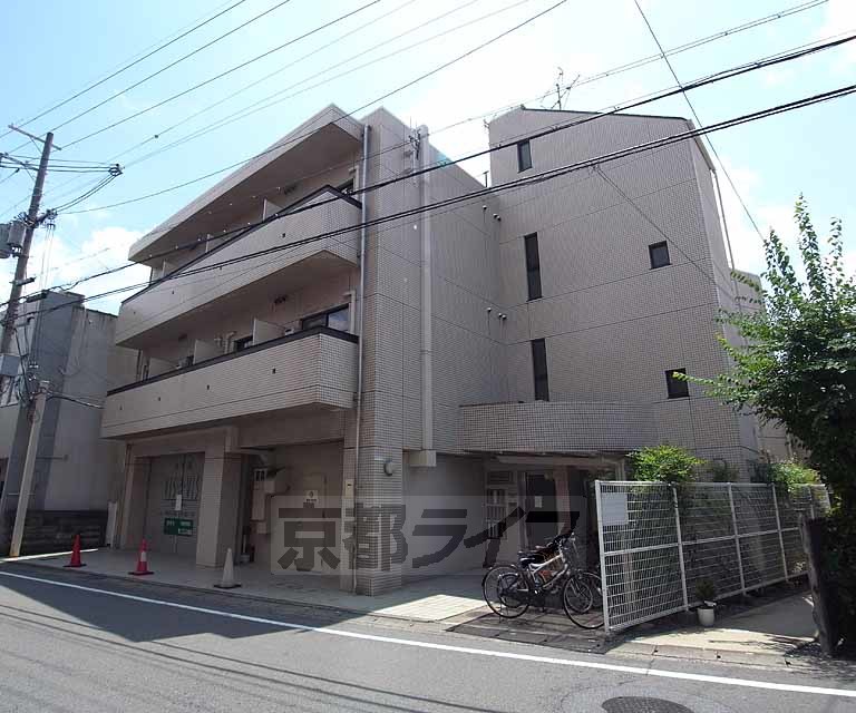 京都市右京区太秦井戸ケ尻町のマンションの建物外観