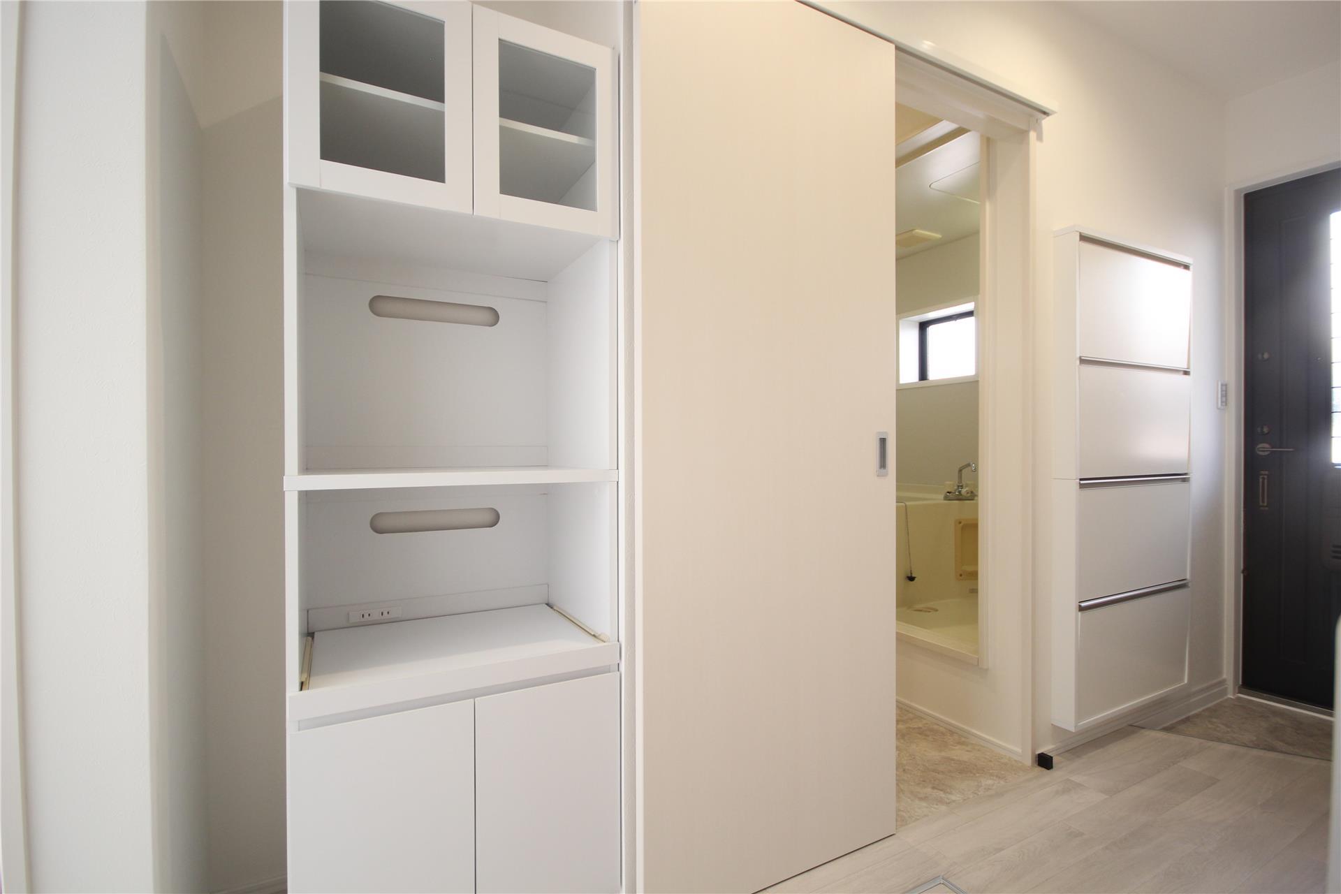 居室・リビング　便利な食器棚付き