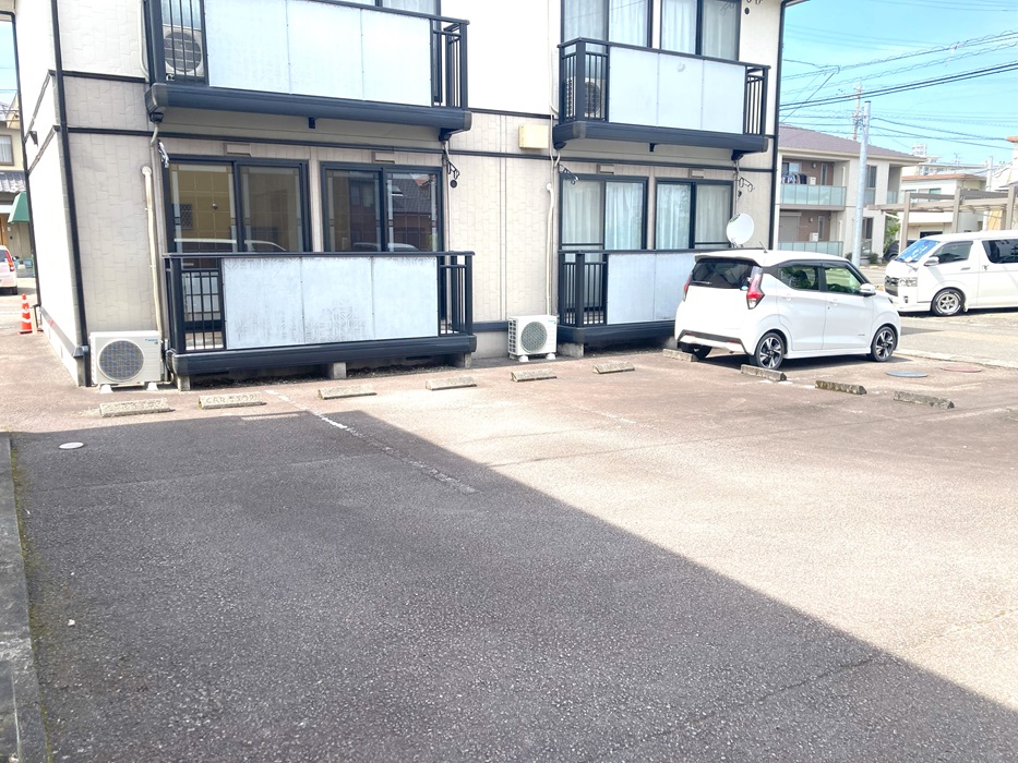 【サンライフ東新田A棟の駐車場】