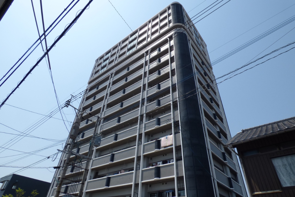 【行橋市中央のマンションの建物外観】